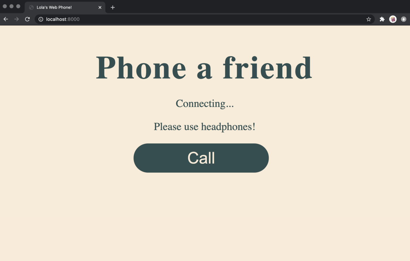 Ein cremefarbener Hintergrund mit den Worten 'phone a friend' in fetter, dunkelgrüner Schrift als Überschrift. 'Connecting...' steht direkt darunter und 'please use headphones!' darunter. Darauf folgend ein großer dunkelgrüner Button mit 'Call' in der gleichen cremefarbenen Farbe des Hintergrunds.