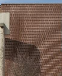 由于云纹图案,砖墙显示出类似于波浪的漩涡效果